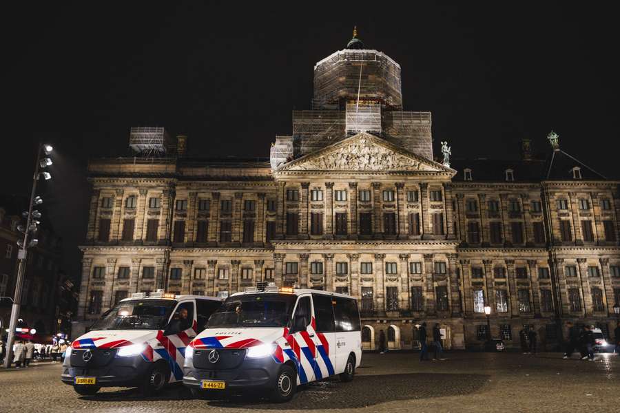 Politiebusjes op de Dam