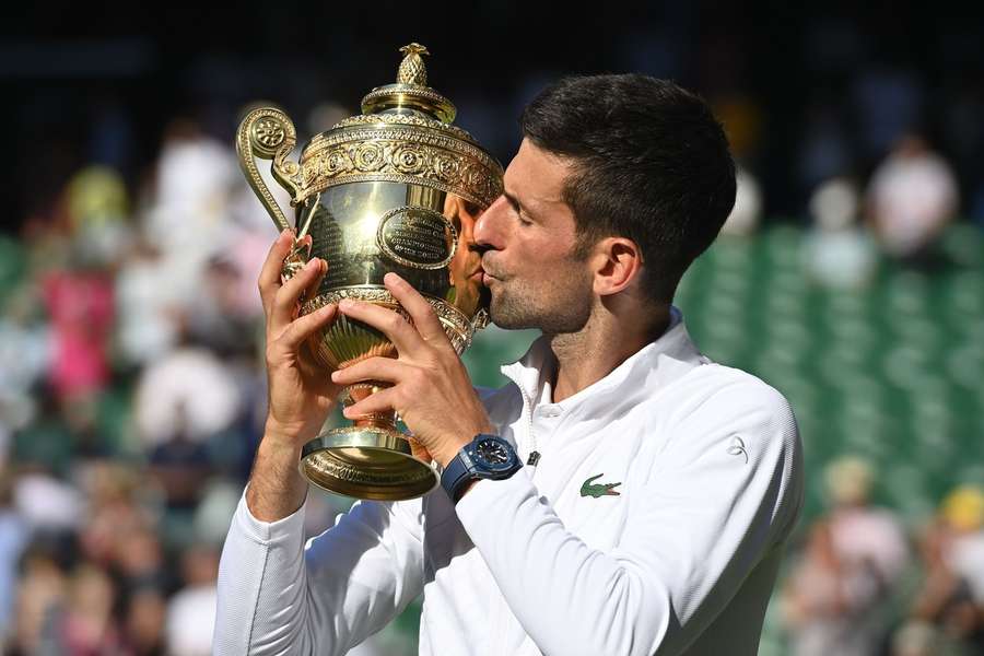 Novak Djokovic ridică trofeul Wimbledon în 2022