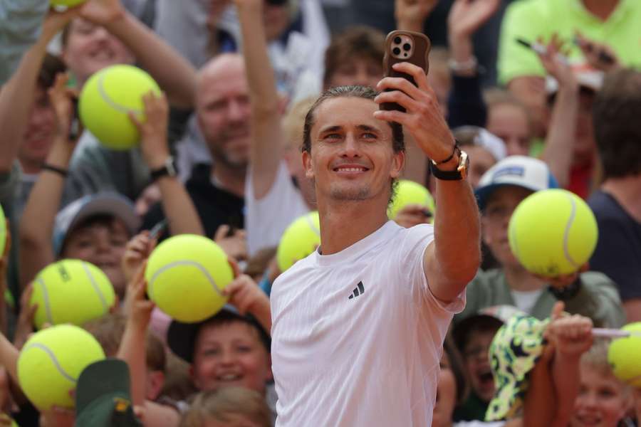 Zverev fotografiert sich während dem Hamburger Turnier am Rothenbaum 2025 mit Fans Zverev fotografiert sich während dem Hamburger Turnier am Rothenbaum 2025 mit Fans