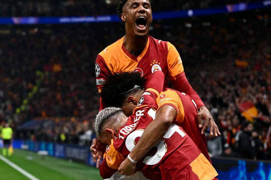 Jucătorii lui Galatasaray sărbătoresc marcarea unui gol Jucătorii lui Galatasaray sărbătoresc marcarea unui gol