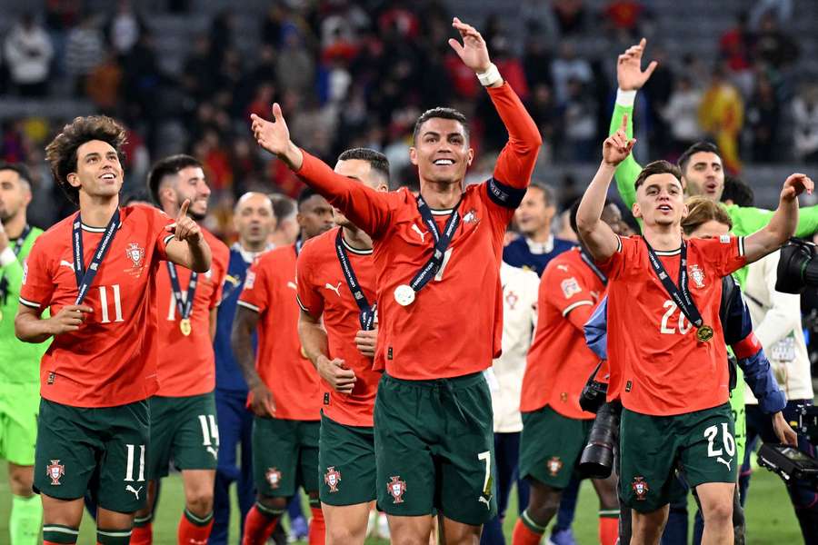 Ronaldo a jeho spoluhráči slaví vítězství v Lize národů.