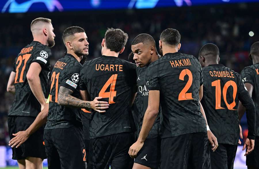 Paris Saint-Germain's French forward #07 Kylian Mbappe (C) celebrates with teammates after scoring a penalty