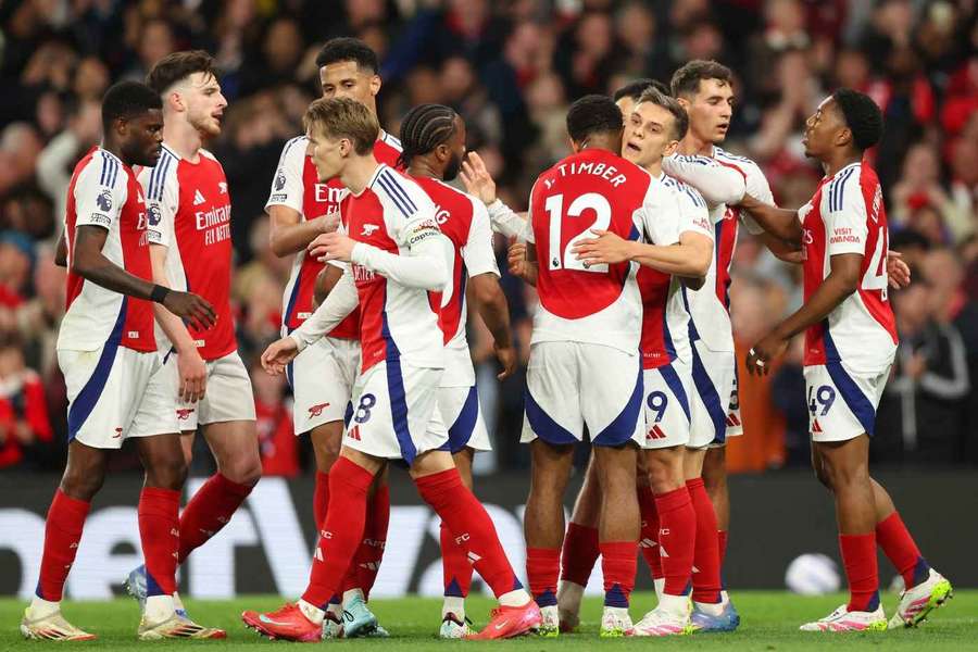 Arsenal players celebrate after Trossard's goal