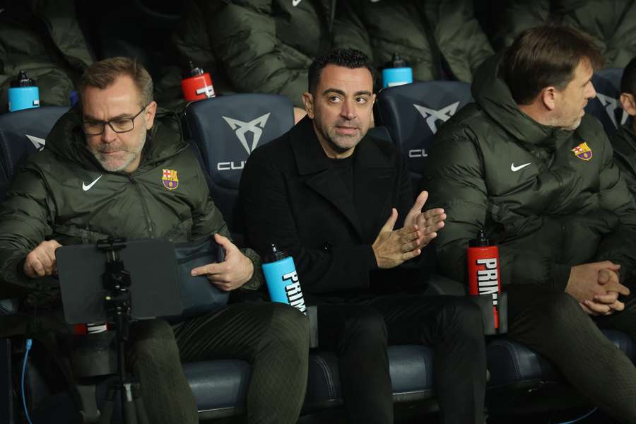 Xavi, en el banquillo del Barça antes del duelo ante el Villarreal