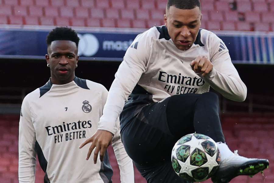 Vini Jr (esq.) e Mbappé em reconhecimento do estádio do Arsenal
