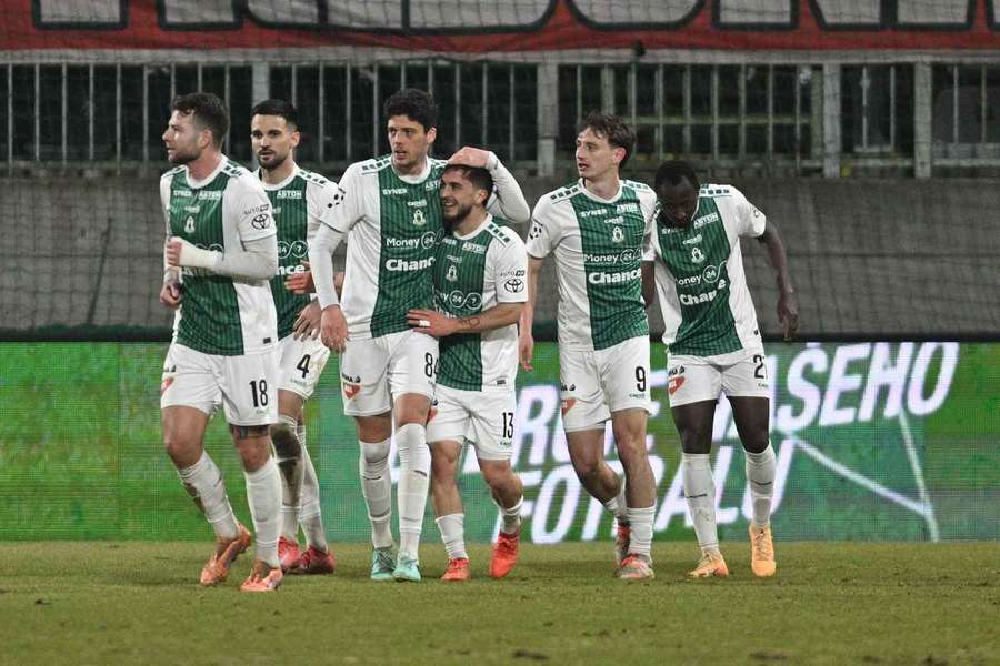 Jablonec ve čtvrtfinále MOL Cupu vyřadil Slavii. Jablonec ve čtvrtfinále MOL Cupu vyřadil Slavii.