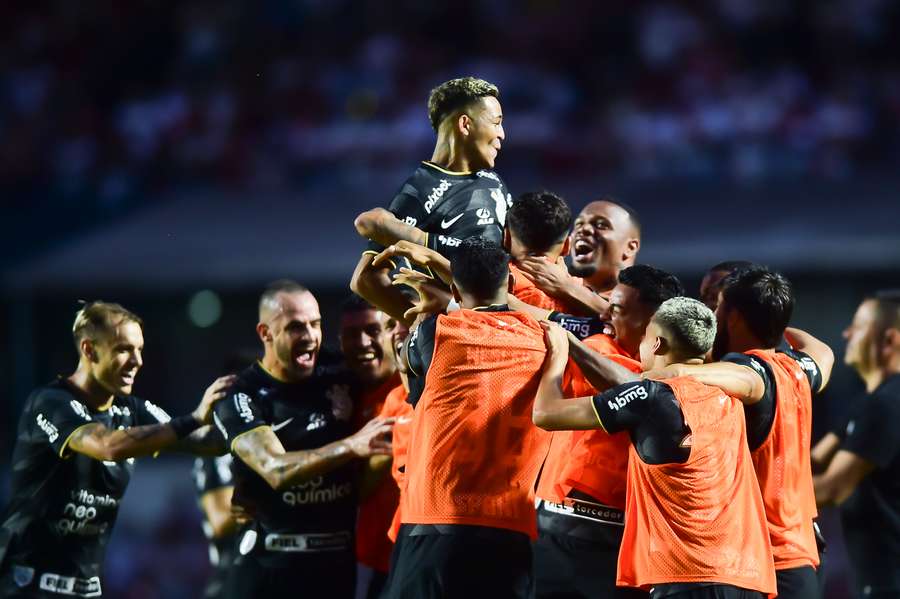 Adson fez os dois gols do clássico paulistano