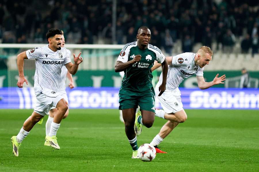 Andrew Tetteh se žene kolem Karla Spáčila za druhým gólem Panathinaikosu.