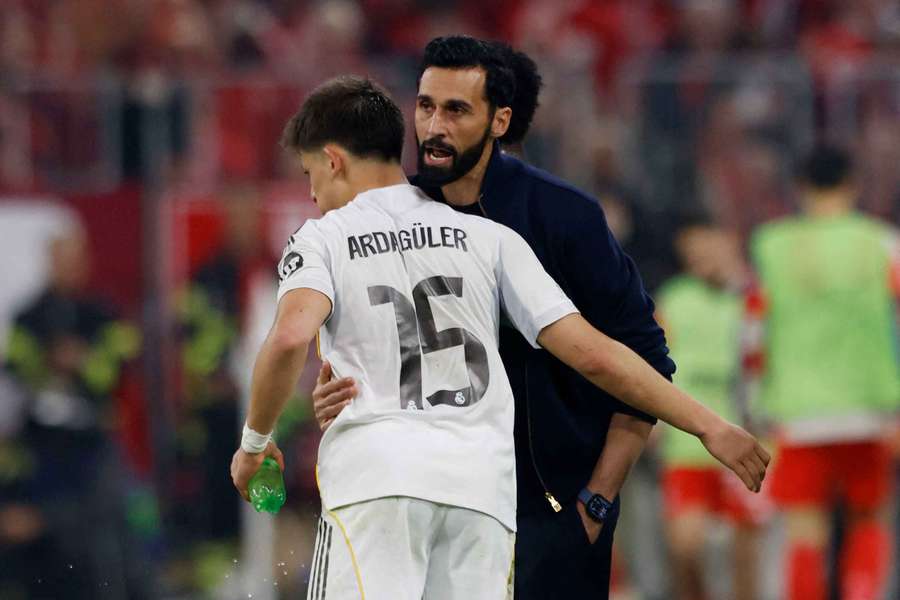 Valdano can't see Real Madrid continuing with Arbeloa 