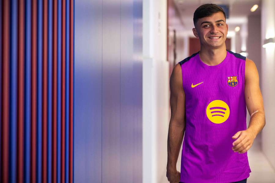 Pedri, sorridente, passa o exame médico 