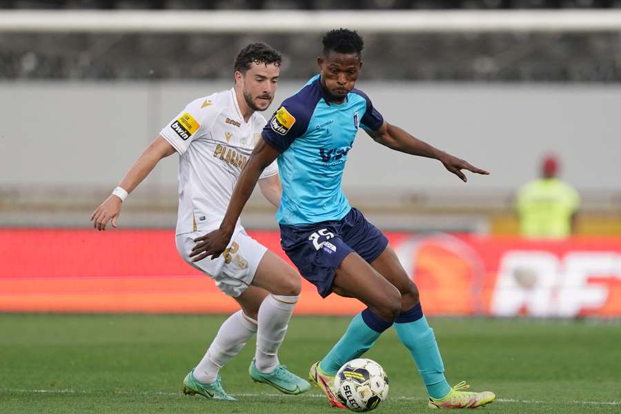 Nas épocas 2021/22 e 2022/23, com o Vizela na Liga, o defesa de 26 anos realizou 28 encontros oficiais e marcou um golo