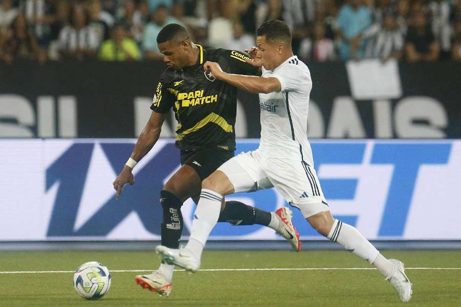 Botafogo e Cruzeiro fizeram um primeiro tempo de poucas chances no Nilton Santos