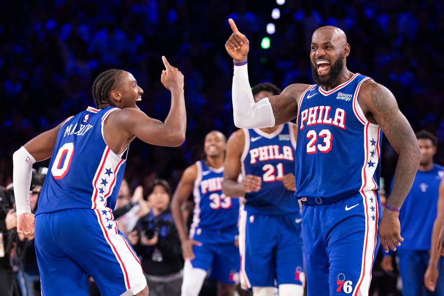 LeBron James (à droite) et Tyrese Maxey, cette nuit. LeBron James (à droite) et Tyrese Maxey, cette nuit.
