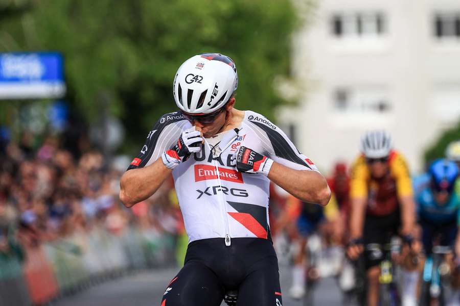 Benoît Cosnefroy, da Emirates, venceu a Boucles de la Mayenne Benoît Cosnefroy, da Emirates, venceu a Boucles de la Mayenne
