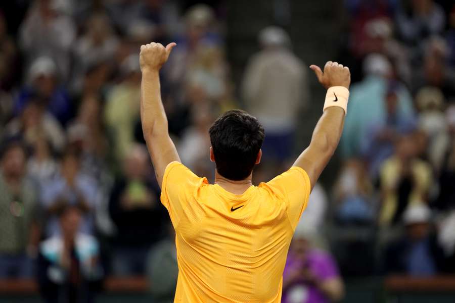 Carlos Alcaraz esulta dopo una partita tirata