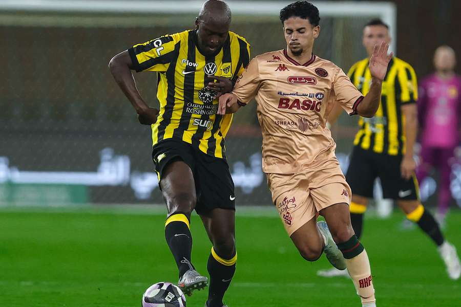 Danilo Pereira tenta travar um adversário