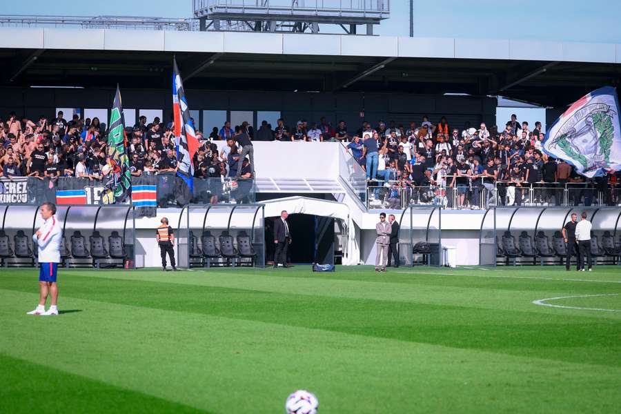 Les supporters présents en tribunes au Campus PSG Les supporters présents en tribunes au Campus PSG
