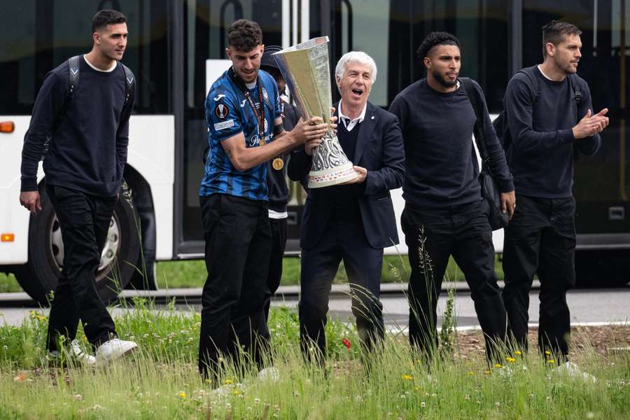 Gian Piero Gasperini con la coppa