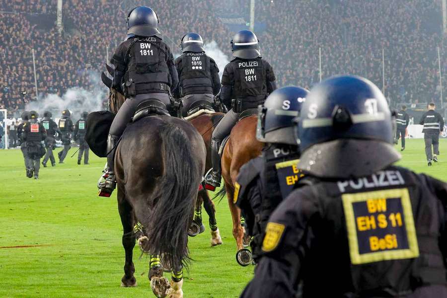 Die Polizei setzte auch Pferde ein Die Polizei setzte auch Pferde ein