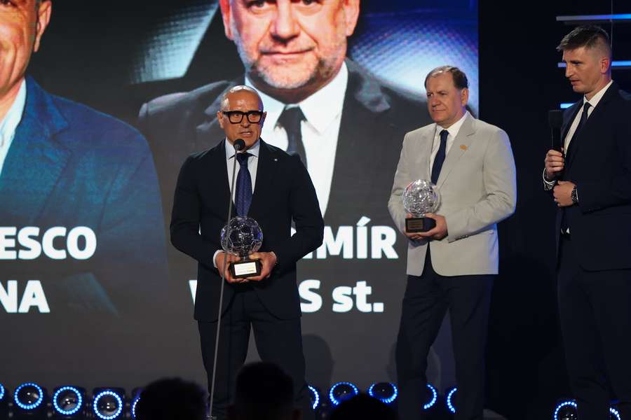 Calzona a Weiss sa postavili na pódiu vedľa seba.