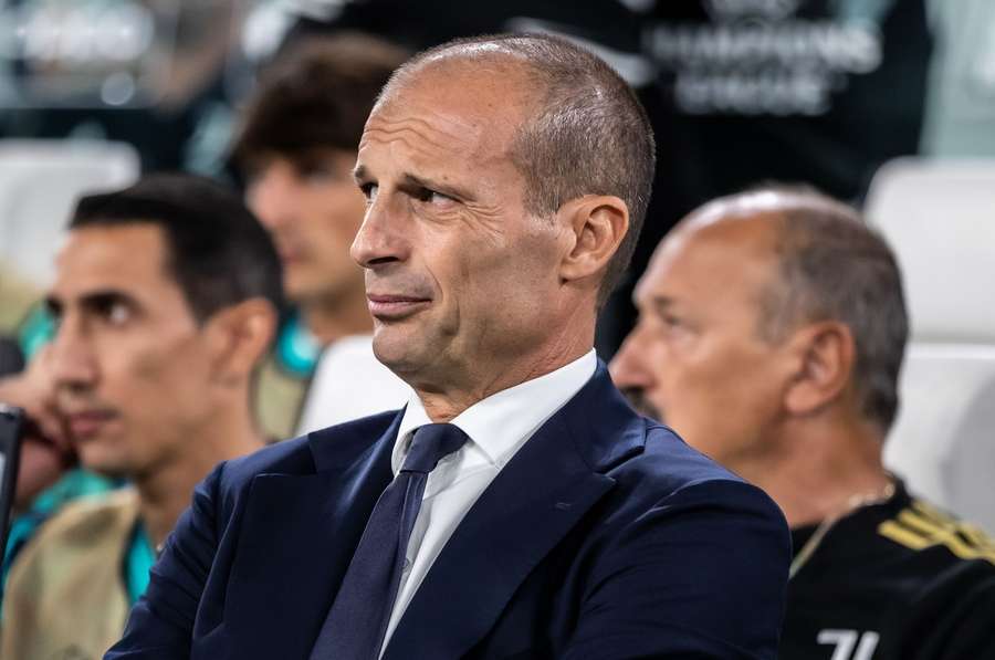 Tréner Allegri počas zápasu s Benficou v Lige majstrov.