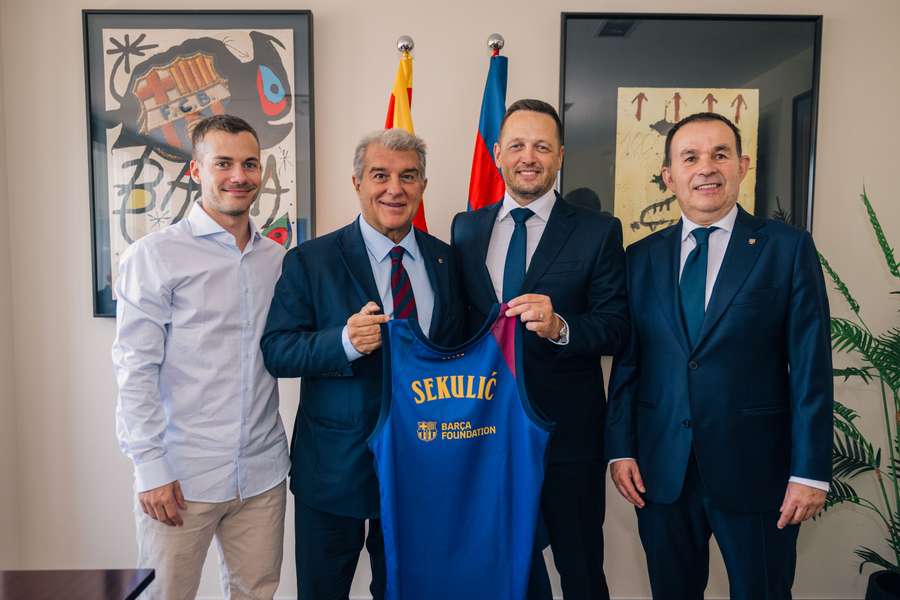 Sekulic, con Laporta y los Pujol, Xevi a la izquierda y Francesc a la derecha