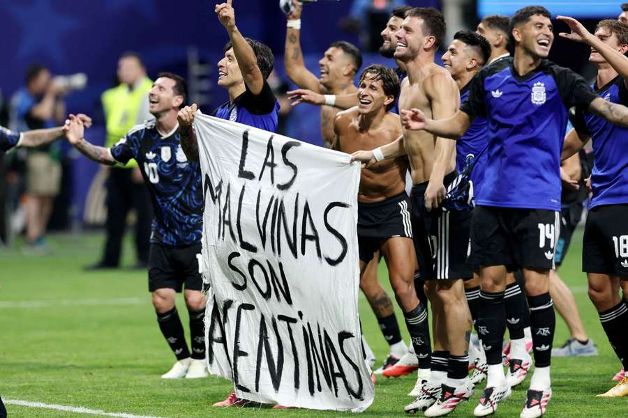 Die argentinischen Spieler feiern mit dem Banner Die argentinischen Spieler feiern mit dem Banner