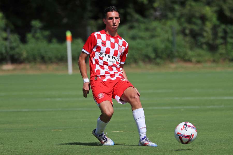 Iker Almena, con la camiseta del Girona