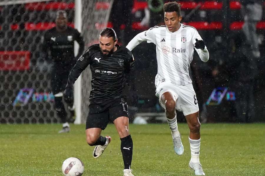 Gedson Fernandes em duelo com Akbunar.