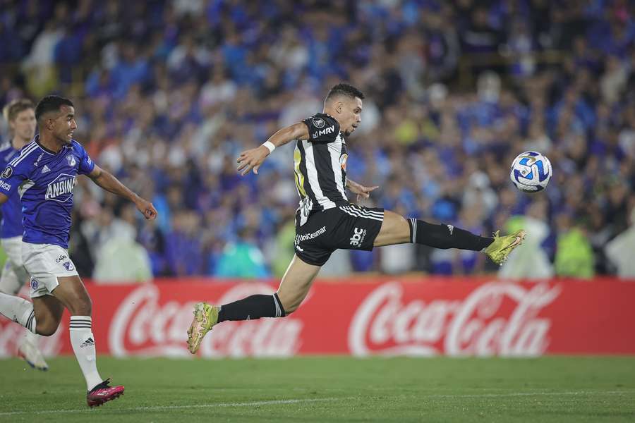 Paulinho se esticando no lance do gol do Atlético-MG