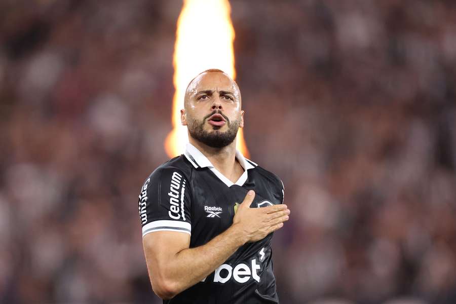 Com gol de Arthur Cabral, Botafogo vem de empate com o Corinthians