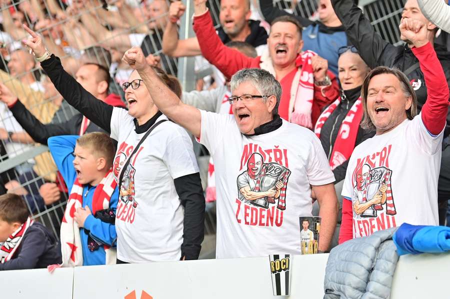 Fanoušci Slavie vyvolávali v Hradci opakovaně hříšníka Douděru. Fanoušci Slavie vyvolávali v Hradci opakovaně hříšníka Douděru.