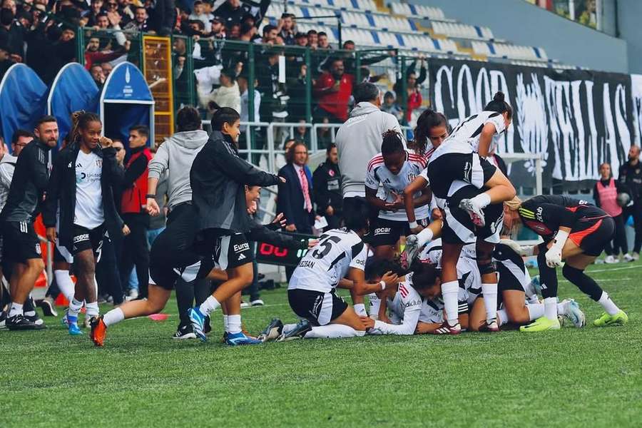 Inês Maia celebra com as companheiras do Besiktas Inês Maia celebra com as companheiras do Besiktas