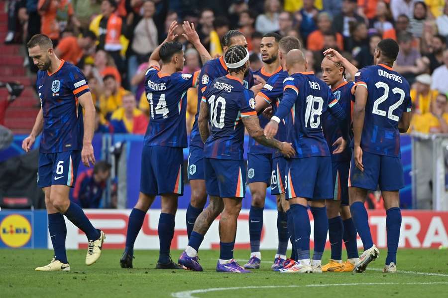 Oranje viert de goal van Gakpo tegen Roemenië in de achtste finale