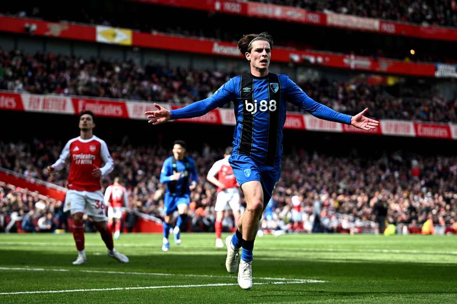 Alex Scott fez o golo da vitória do Bournemouth no Emirates