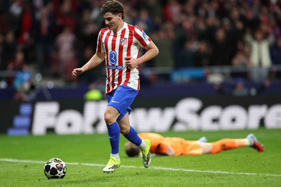 Julián Álvarez et Antonin Kinsky au second plan