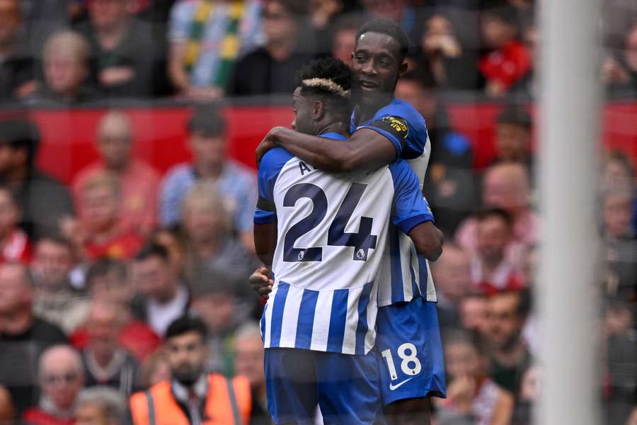 Welbeck abraça companheiro após marcar seu gol