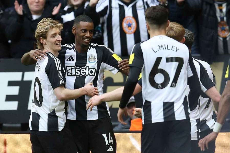  Isak, determinante para el Newcastle.