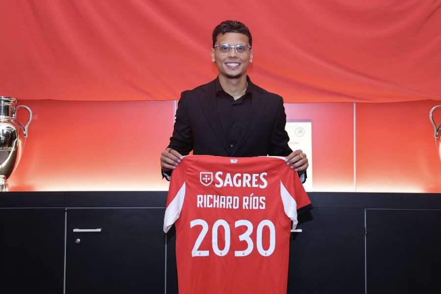 Richard Ríos assinou com o Benfica até 2030