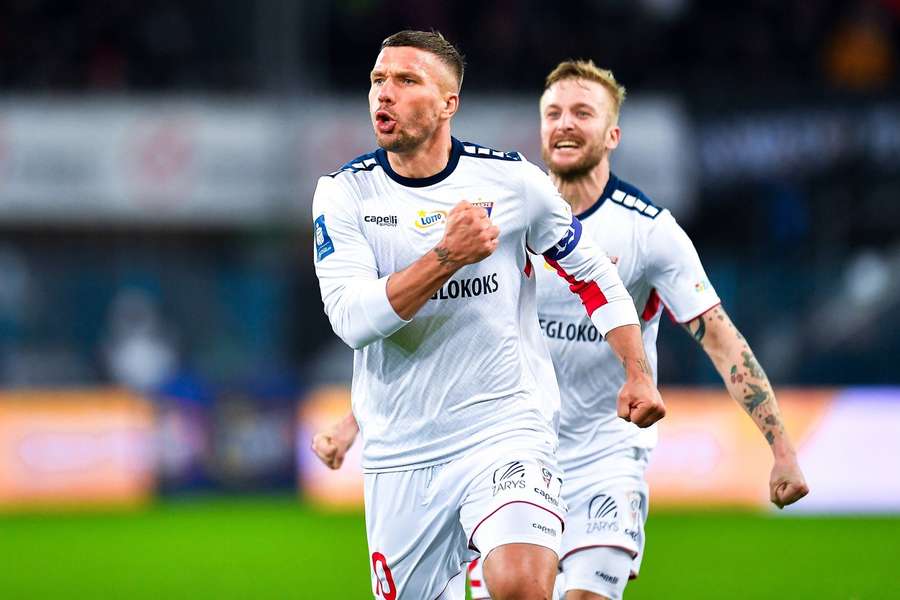 Lukas Podolski feiert seinen traumhaften Treffer.