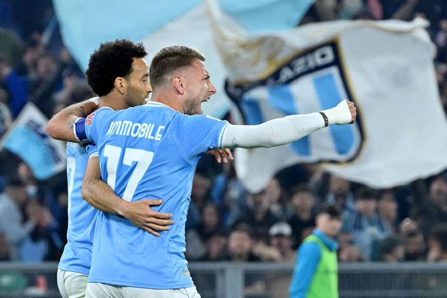 Felipe Anderson viert de eerste goal van Lazio