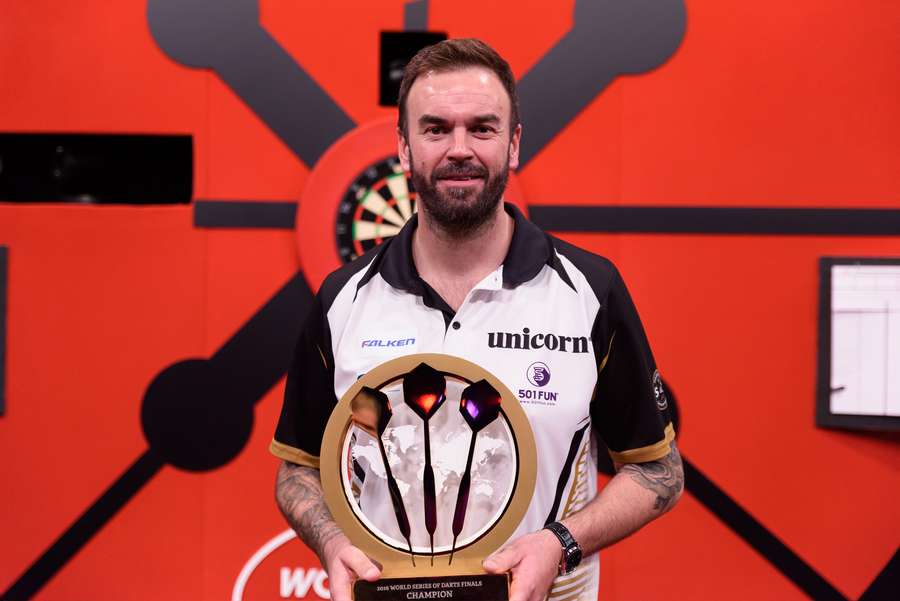 Ross Smith pose avec son trophée
