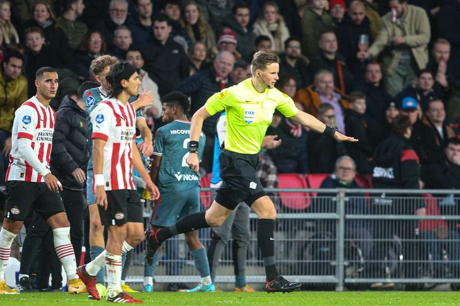 Van Nistelrooij vindt dat PSV strafschop is onthouden: 'Je ziet dat hij hem raakt'