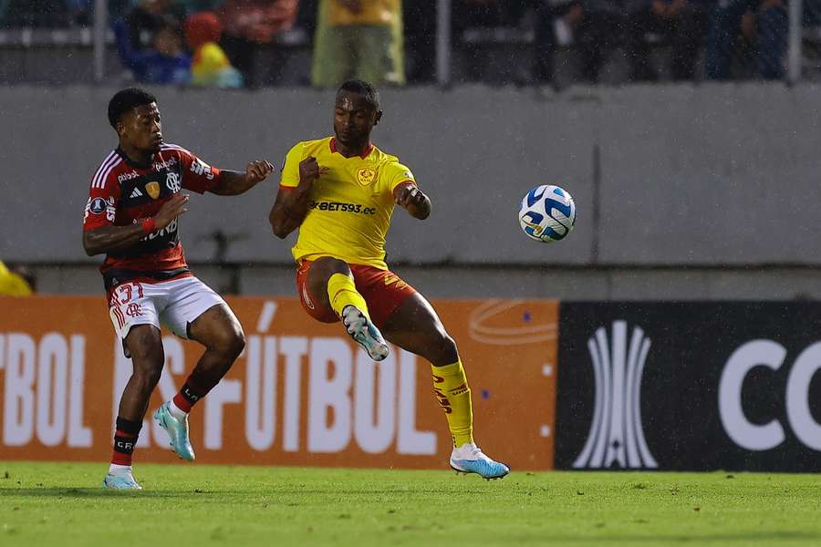 O Flamengo entrou a vencer diante do Aucas, mas não conseguiu segurar um resultado positivo