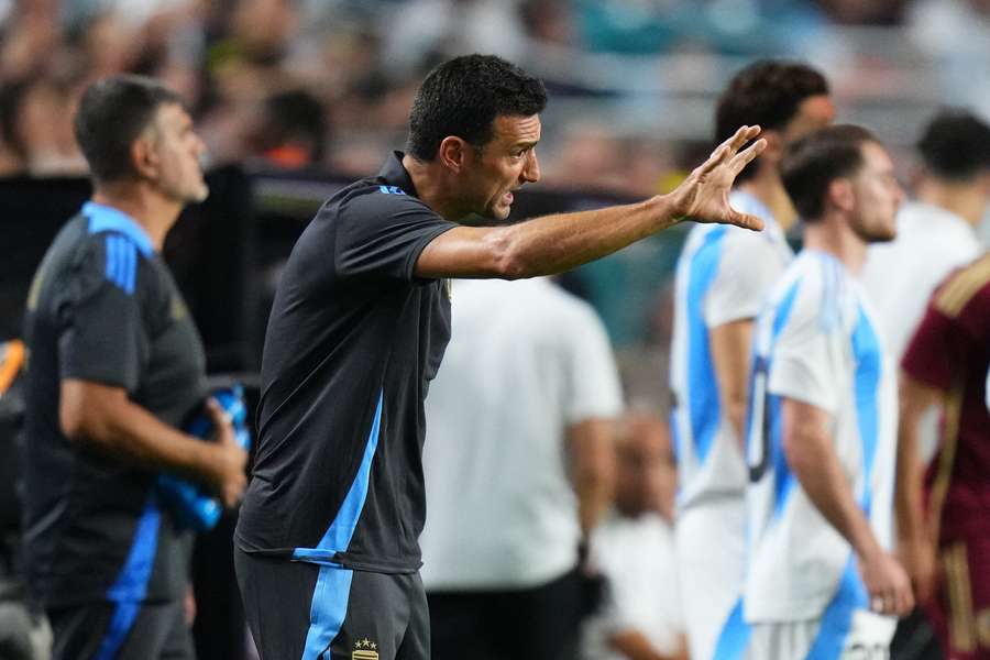 Scaloni da órdenes a los suyos