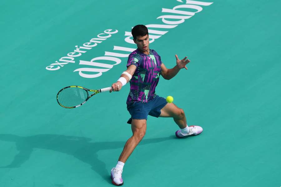 Alcaraz, durante su partido ante Casper Ruud en Abu Dabi.