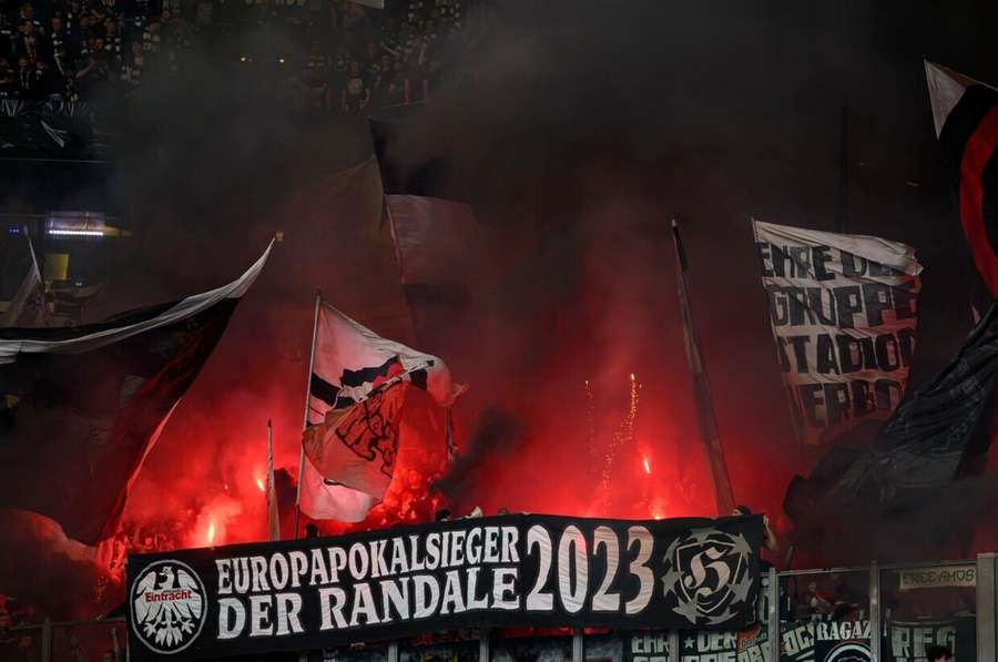 Ein Blick auf den Frankfurter Auswärtsblock gegen Schalke