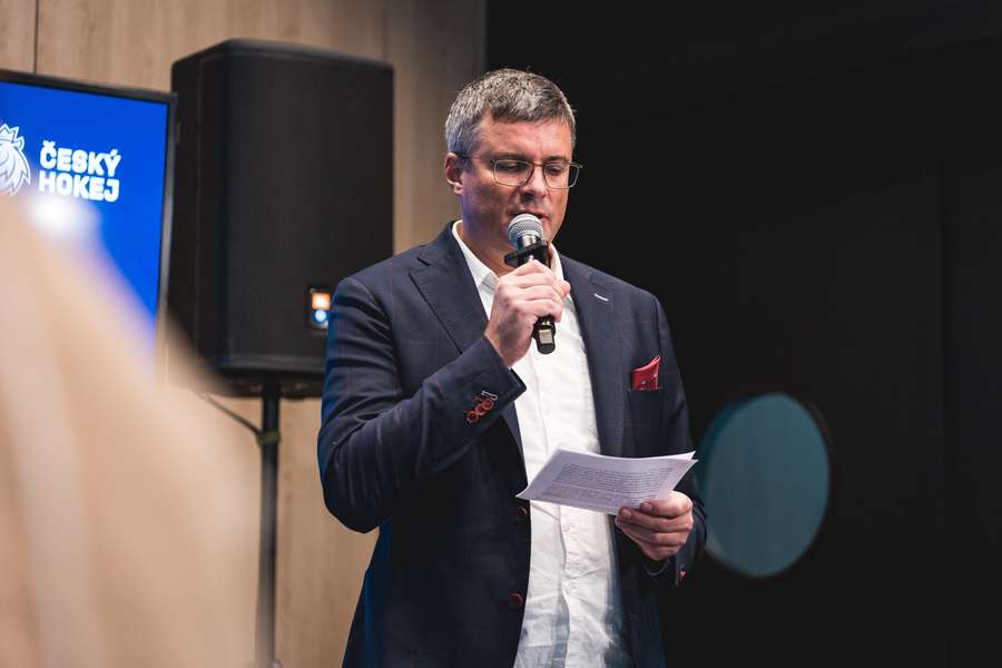 Jan Černý na tiskové konferenci. Jan Černý na tiskové konferenci.