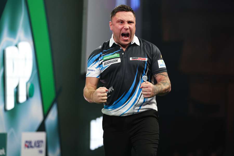Gerwyn Price celebra durante o seu jogo contra Joe Cullen no Campeonato do Mundo de Dardos