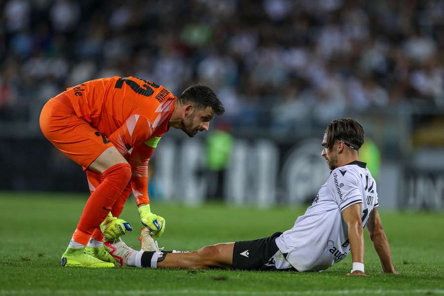 Rozman brilhou na baliza dos eslovenos